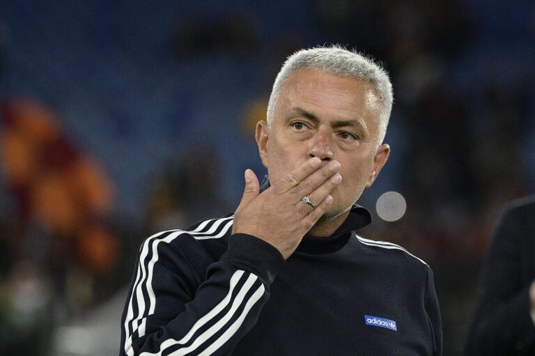 Mourinho at PSG it's over, a gesture betrayed him