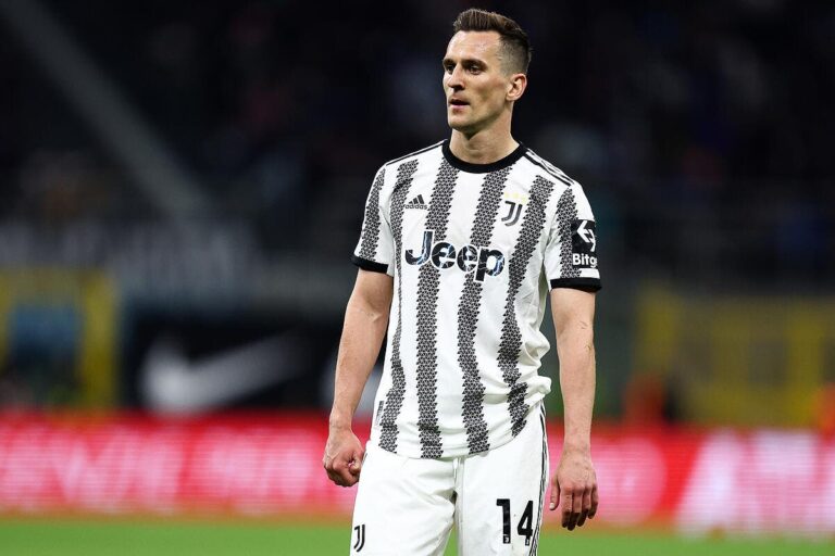 Milik at Juventus, OM signed the papers