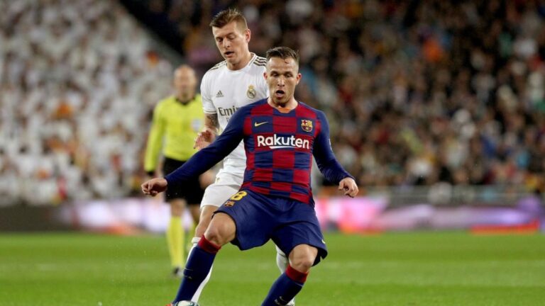 FC Barcelona: Arthur Melo gives his opinion on Vitor Roque