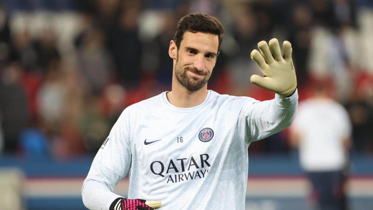 Sergio Rico reacts to PSG message