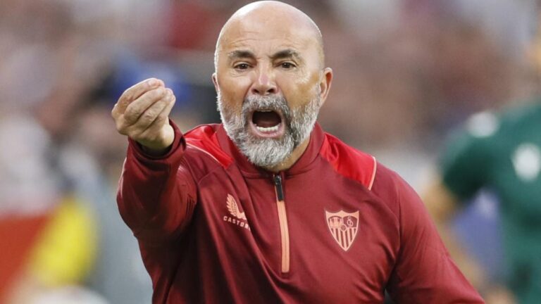 Sevilla: Jorge Sampaoli's rough tackle against his former club