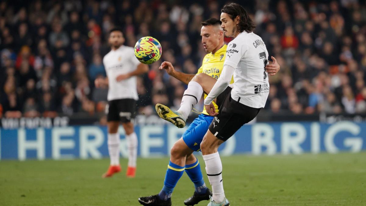 Valencia: Edinson Cavani gets closer to Boca Juniors