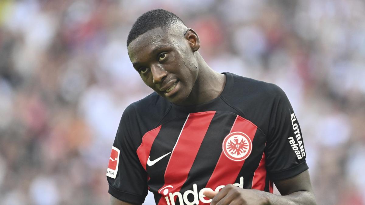 Eintracht Frankfurt sporting director tackles Kolo Muani