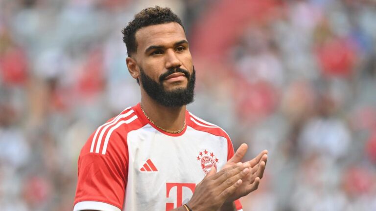 Eric-Maxim Choupo-Moting tracked by Inter Milan