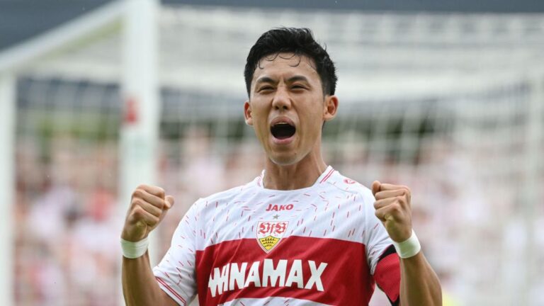 Liverpool offers the nice shot Wataru Endo!