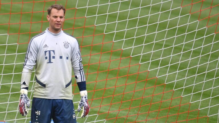 Manuel Neuer back in training