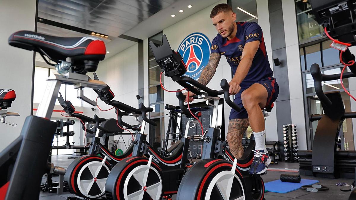 PSG - Lorient: Parisian supporters chamber Lucas Hernandez