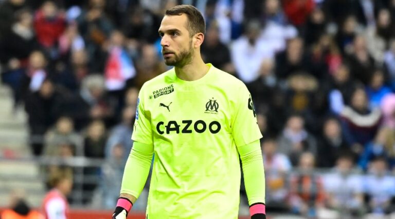 Pau Lopez, this "mediocre in everything" goalkeeper