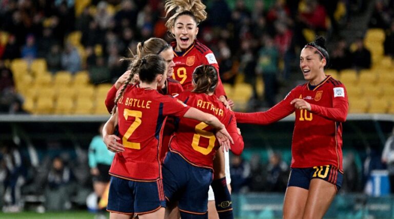 Spain thrashes Switzerland to advance to quarters