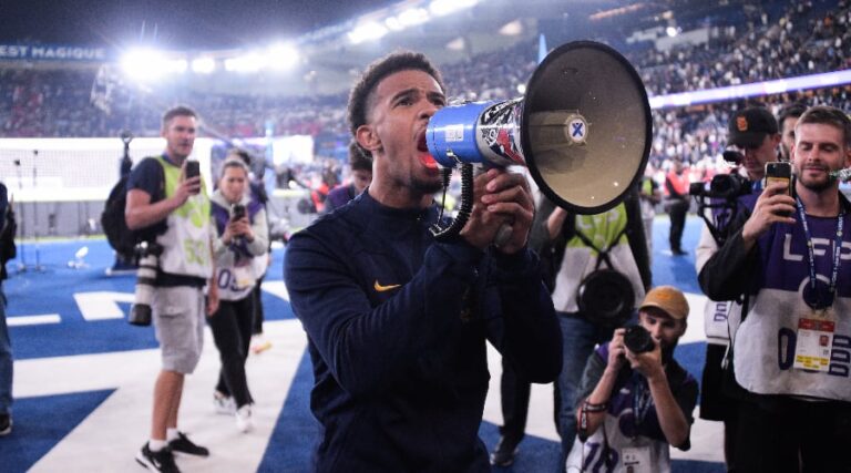 Zaire-Emery totally loose with the PSG ultras (video)