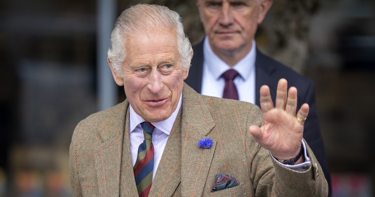 Charles III with the PSG jersey