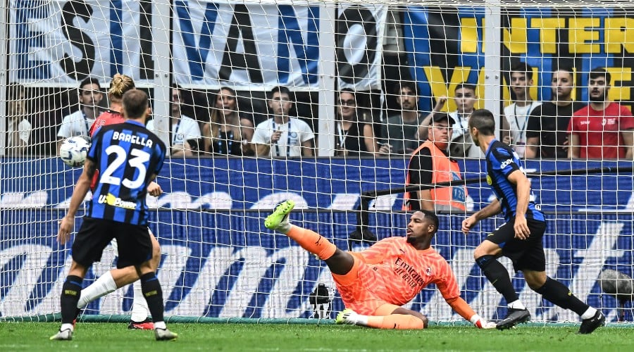 Inter humiliates AC Milan to take the lead in Serie A