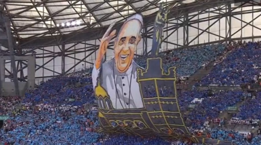 The incredible Vélodrome event for the Pope (video)