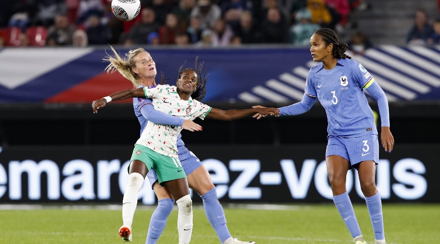 Winning comeback for Amandine Henry