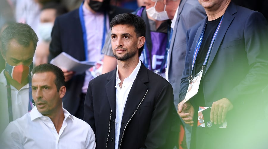 Pastore tackles the public at the Parc des Princes