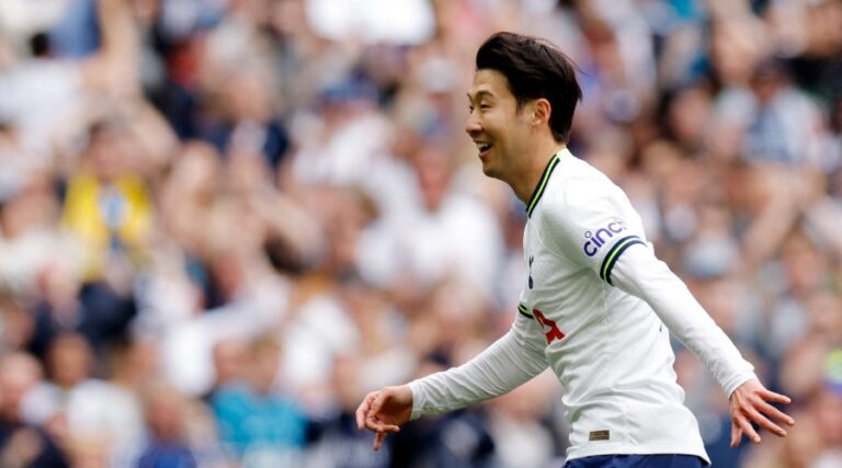 Tottenham, solitary leader