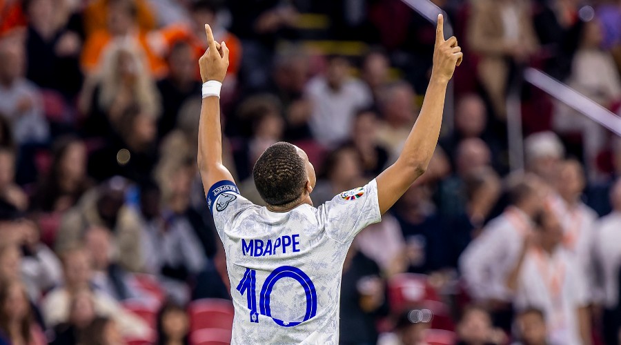 Why did Mbappé point two fingers to the sky after his goal?