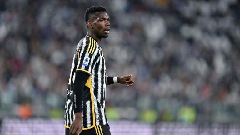 EdF: Didier Deschamps speaks with Paul Pogba