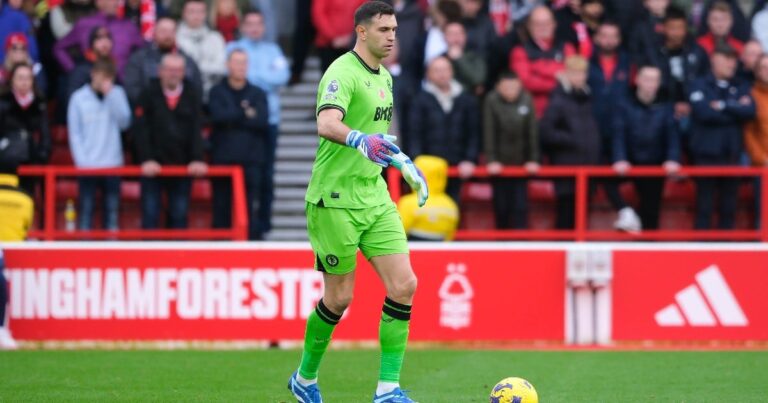 Emiliano Martinez's huge ball against Nottingham