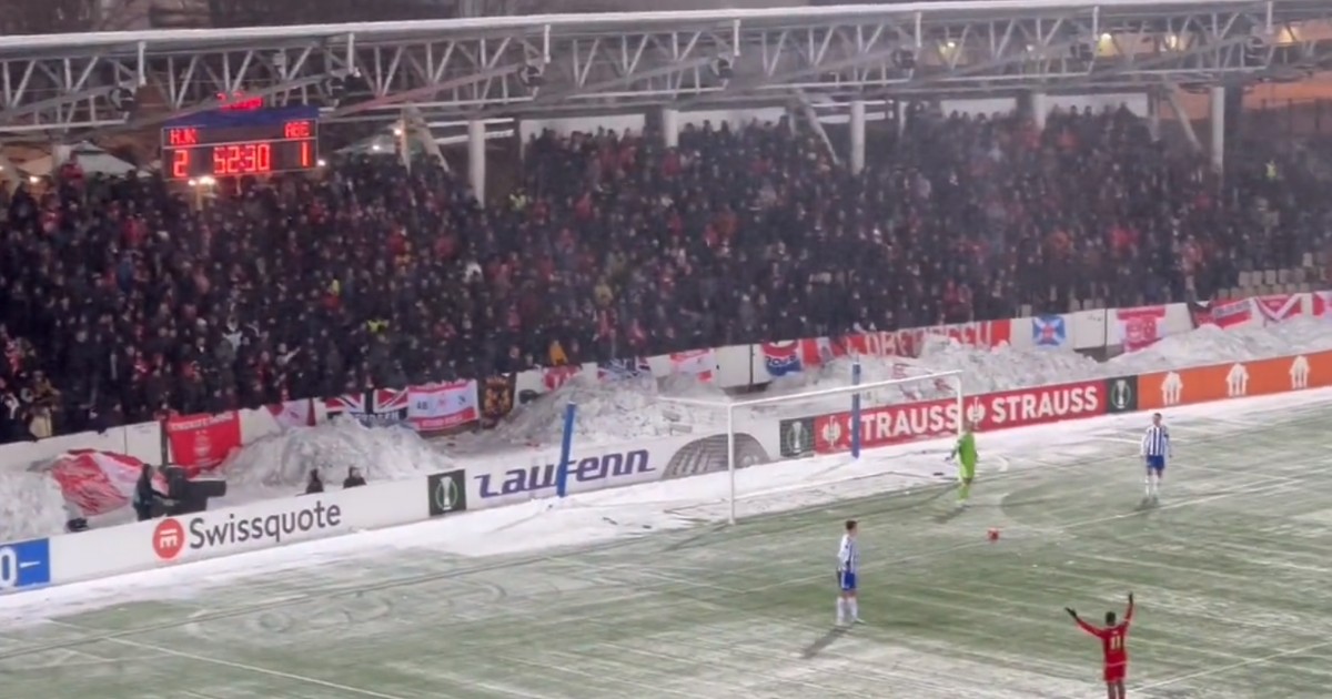 Fans throw snowballs at goalkeeper, match is interrupted