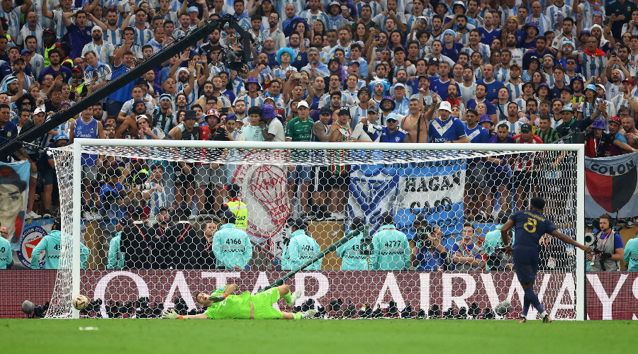 Emiliano Martinez is still paying Aurélien Tchouameni!