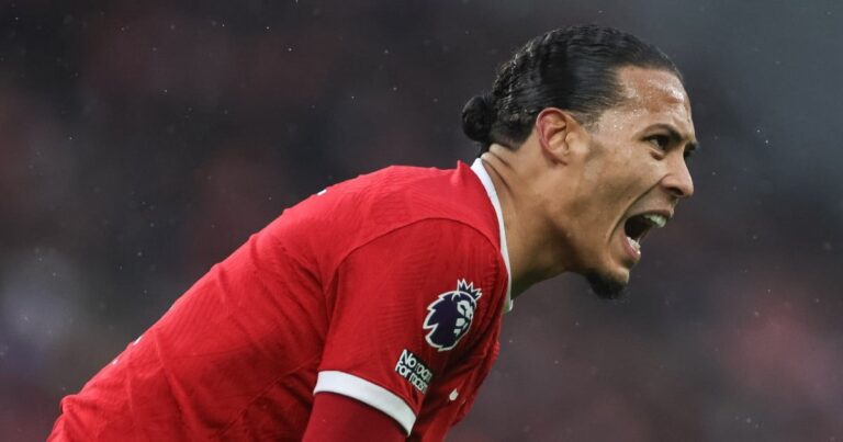 Liverpool: Van Dijk gets destroyed by a Red Devils legend