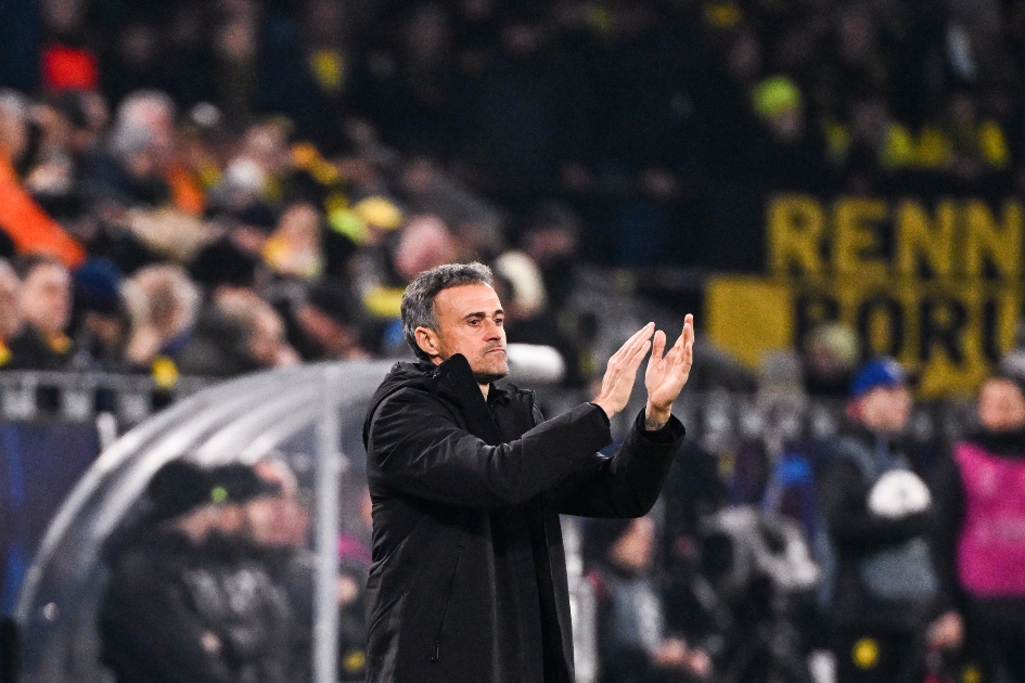 Luis Enrique greets Parisian supporters