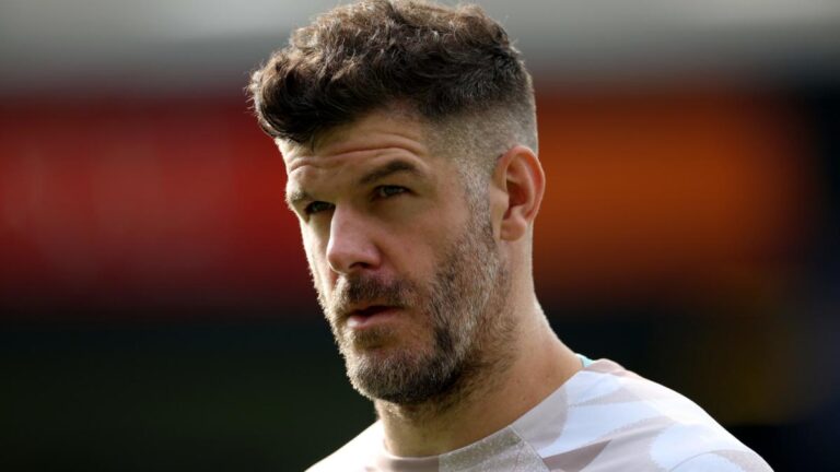 Tottenham extend Fraser Forster