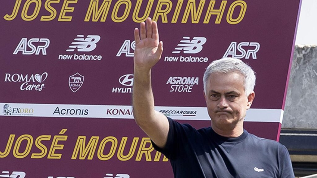 As Roma José Mourinhos Moving Farewell To The Fans 