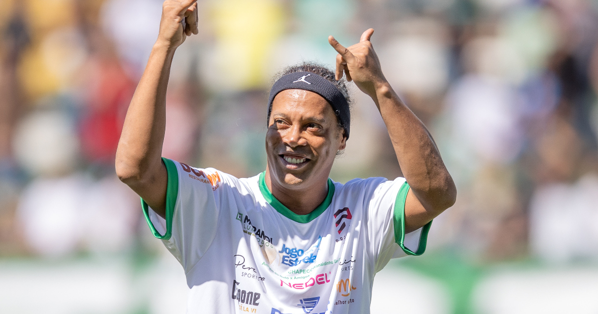 You’re not dreaming, it’s really Ronaldinho! The incredible photo of the star