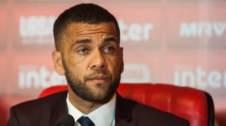 Dani Alves, Barça's strong decision