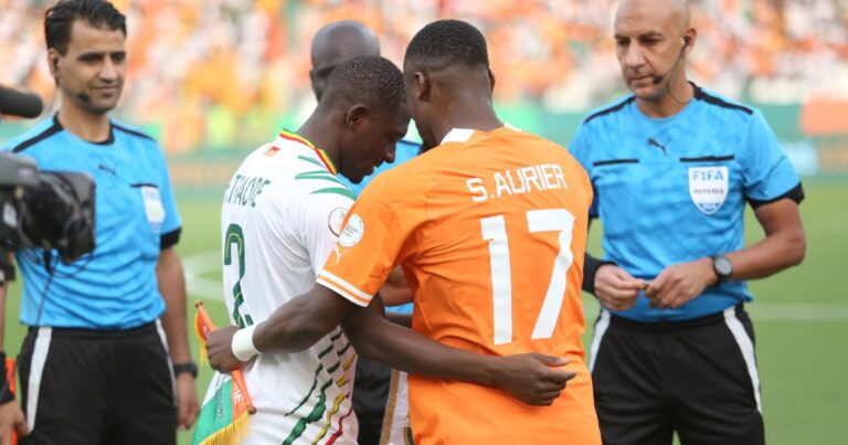 Mali, it ends in a fight with the referee!  (video)
