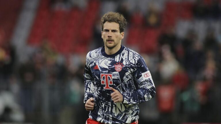 Bayern: Leon Goretzka boxes a PSG jersey…