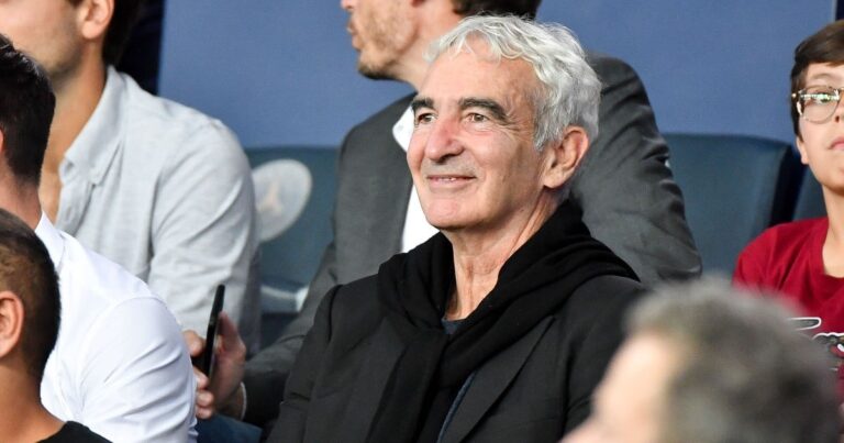 Raymond Domenech destroys a Blues defender!