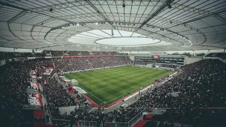 Bayer Leverkusen: invasion of the pitch at the BayArena after the Bundesliga coronation!