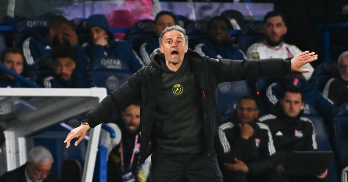 Luis Enrique breaks down and goes for a clash!