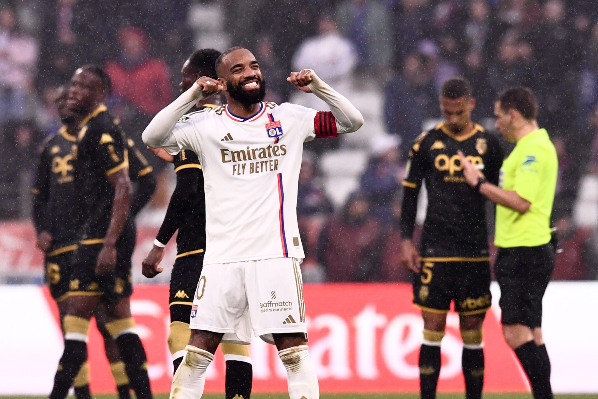 Lyon overthrows Monaco and offers the title to PSG