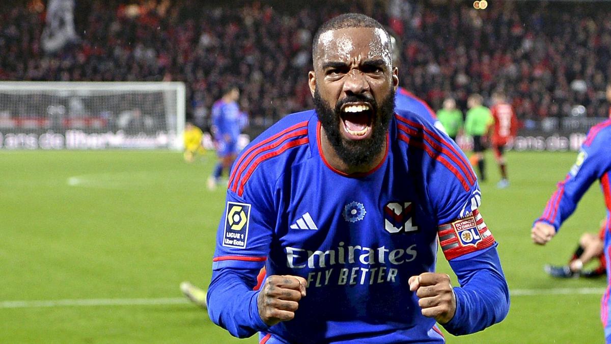 EdF: Alexandre Lacazette supported by Orel Mangala