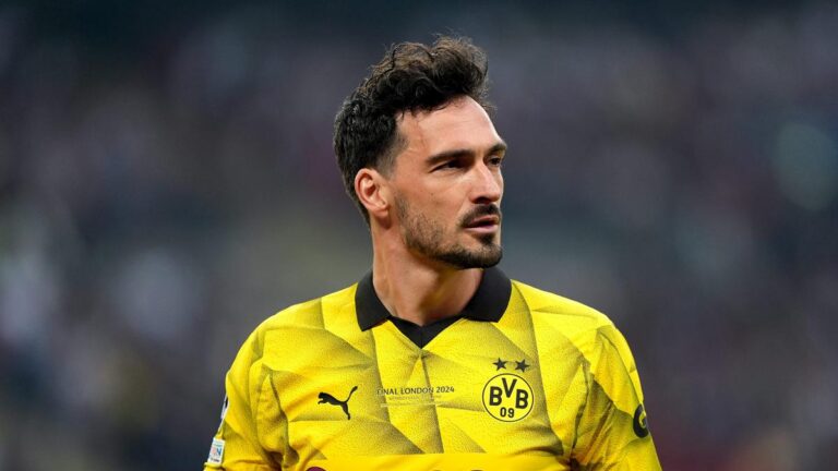 Como made an offer to Mats Hummels