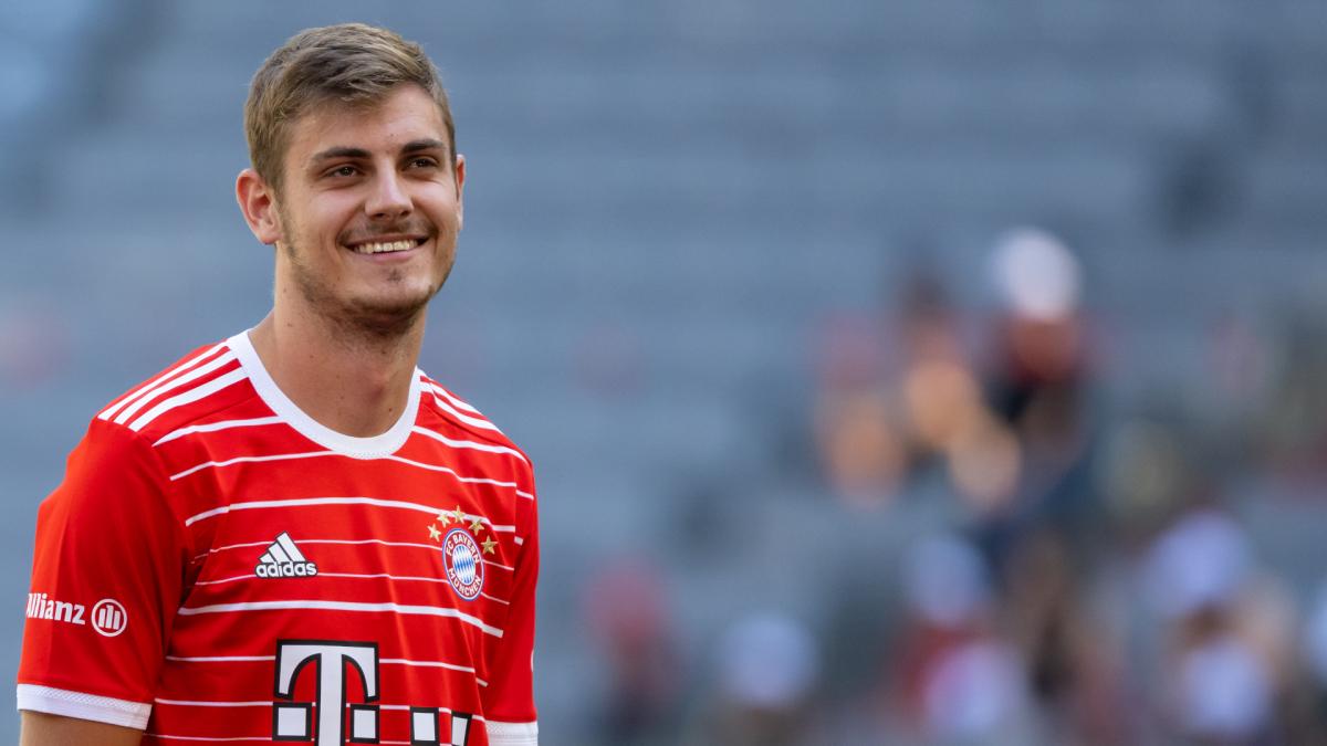 Josip Stanišić extends contract with Bayern Munich