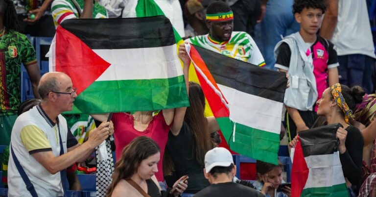 Tense match at the Parc des Princes between Mali and Israel