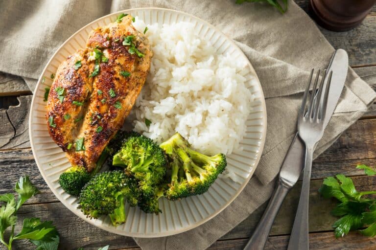 Healthy,Homemade,Chicken,Breast,And,Rice,With,Broccoli