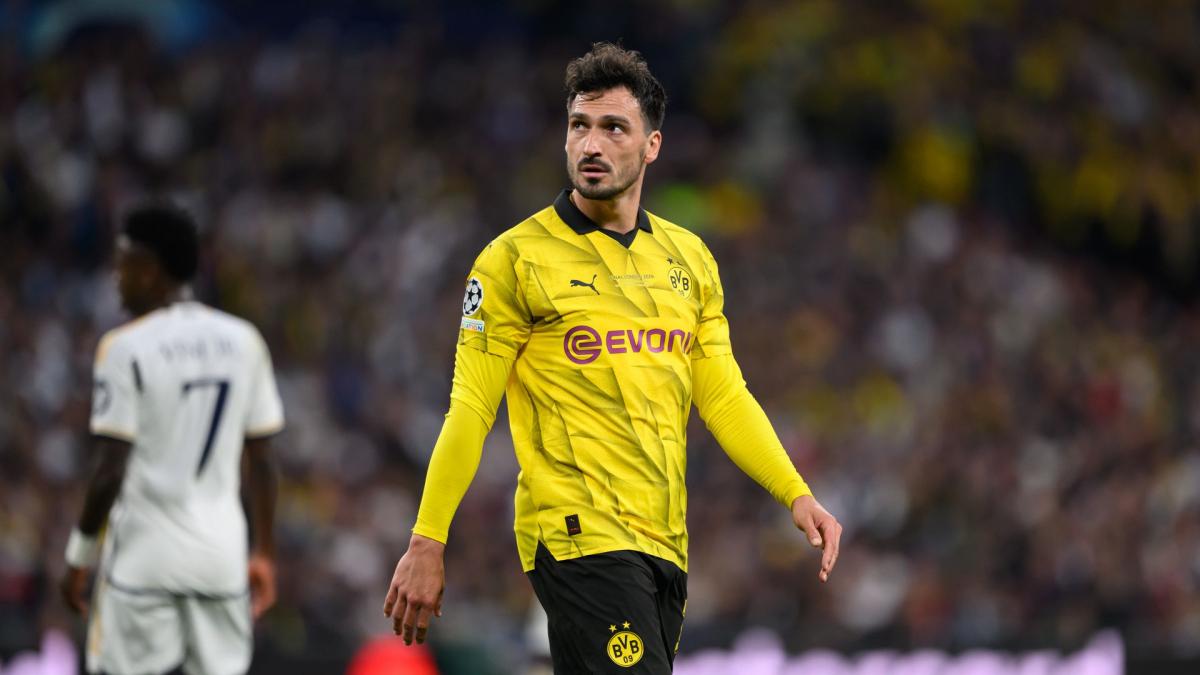 English club confirms interest in Mats Hummels