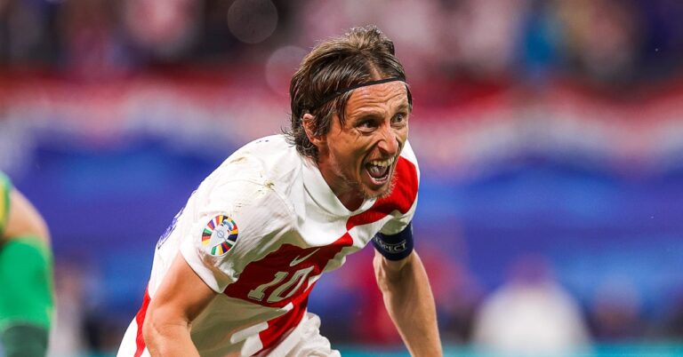 Croatia rely on Modric, Spain wins with 10 men