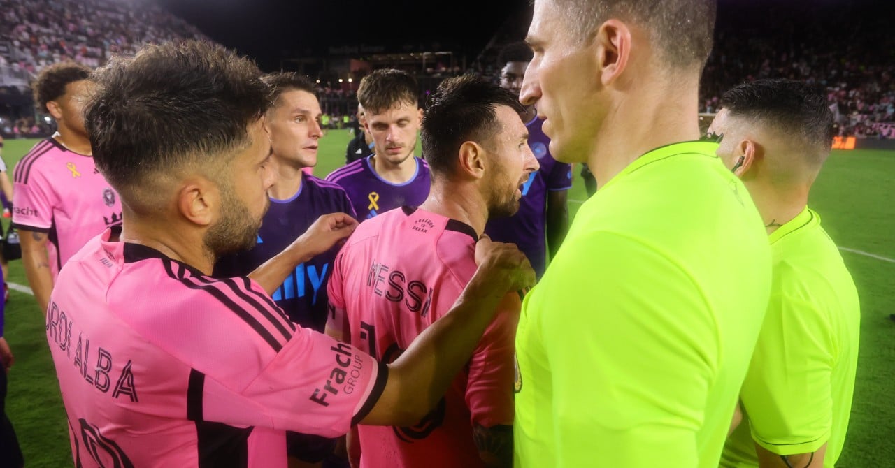 Anger and insults, Messi slips with a referee!