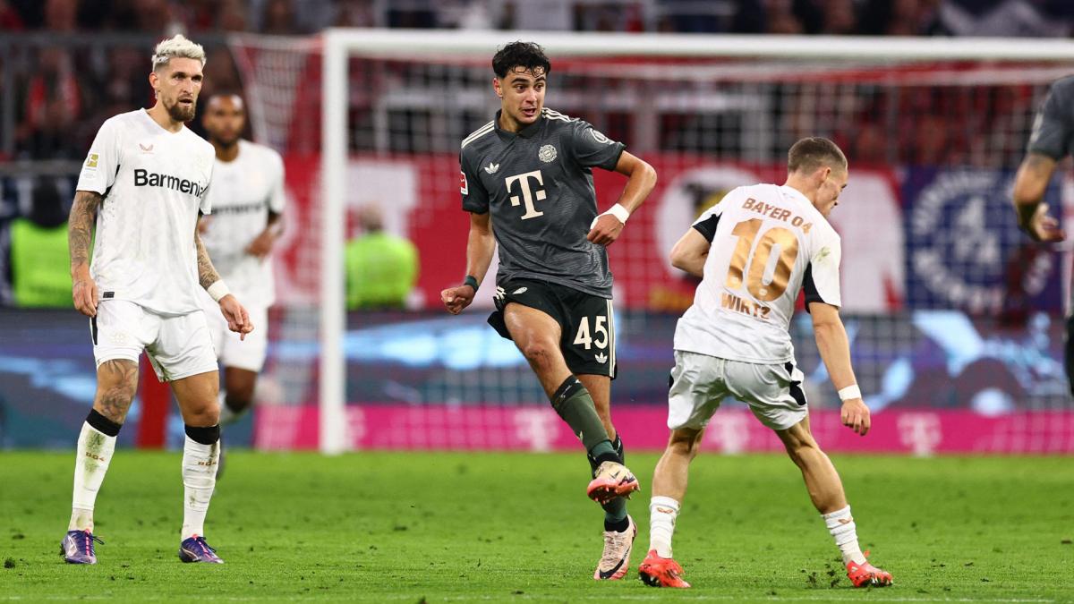 Bundesliga Bayern Munich and Bayer Leverkusen stand in respect at the