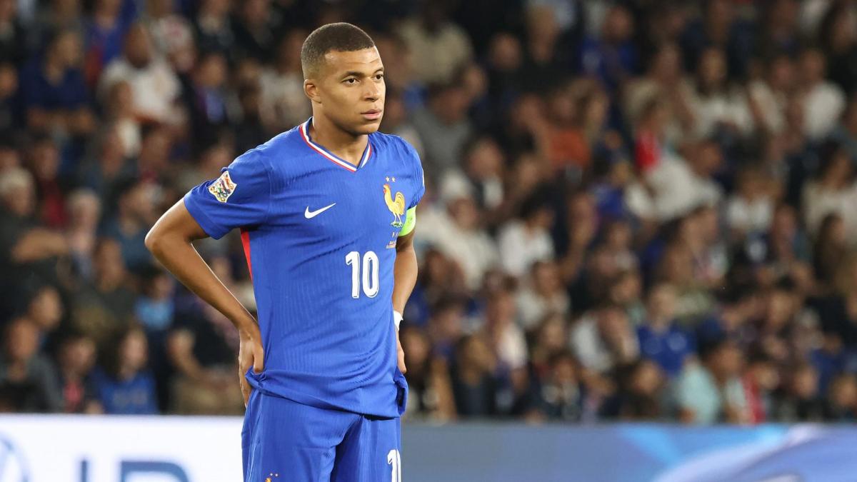 Things are not going well for Kylian Mbappé in the French team's locker room!