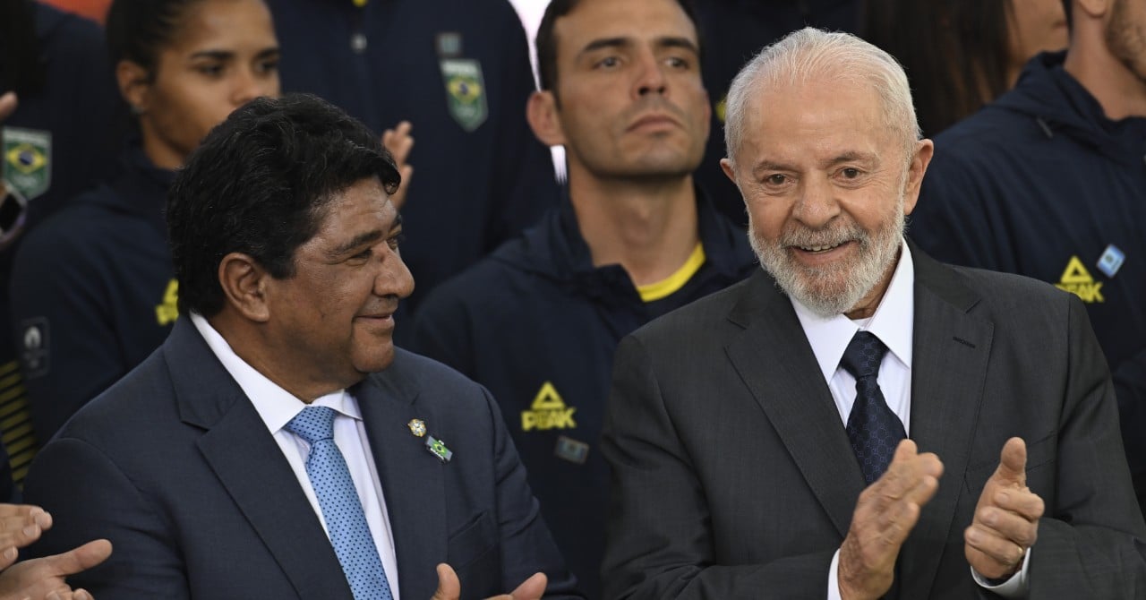 Brazil: Lula calls for stars to leave