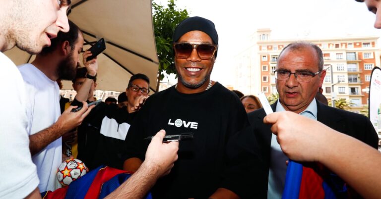 Ronaldinho in Angers, it's official!