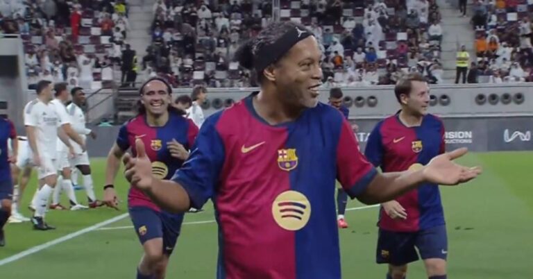 Ronaldinho delights in Clasico legends match